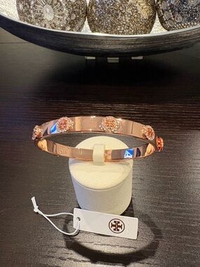SOLD


Tory Burch Rose Gold Crystal-Embellished Icon Bangle